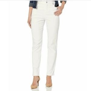 NWT/  GLORIA VANDERBILT STRAIGHT LEG JEANS .White